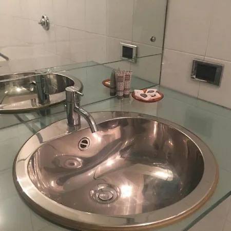 Cosy Upper Flat 3 Stops To Duomo Lejlighed *
